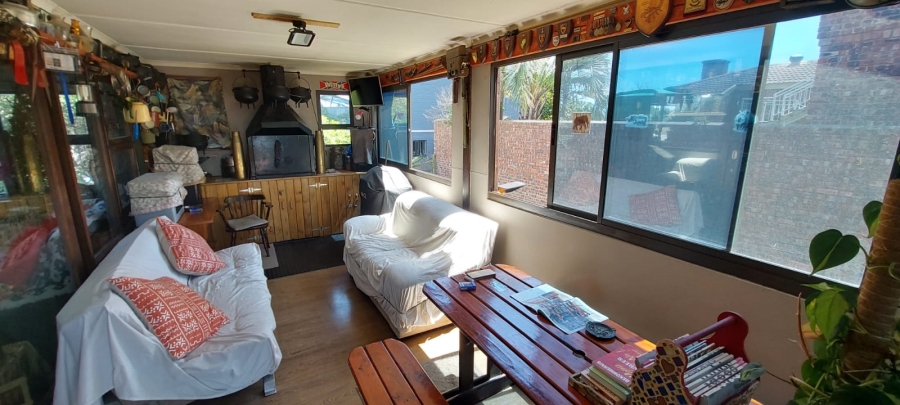 6 Bedroom Property for Sale in Paradise Beach Eastern Cape